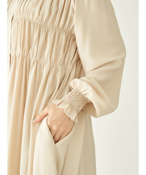 earth music&ecology（アースミュージックアンドエコロジー）の「シャーリングギャザーワンピース（無地）*（ワンピース・レディース・ベージュ・FREE）」の13枚目の写真