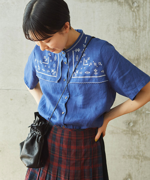 PAR ICI（パーリッシィ）の「ハンカチ刺繍 半袖リネンブラウス