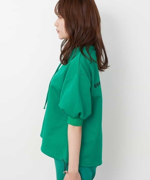 A de a.v.v（アードアー・ヴェ・ヴェ）の「［SET UP対応］バックカレッジロゴ刺繍入りスウェット（Tシャツ/カットソー・レディース・グリーン/ホワイト/ブラック・SMALL/MEDIUM）」の11枚目の写真