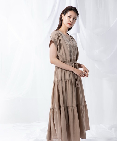 MILLION CARATS（ミリオンカラッツ）の「トレンドのティアードシルエットで存在感を放つ刺繍ティアードワンピース（ワンピース・レディース・ブラウン/オフホワイト/ブラック・FREE）」の3枚目の写真