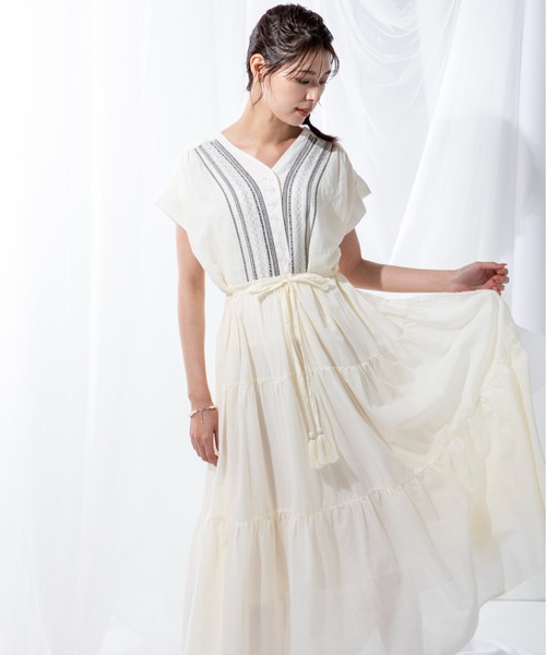 MILLION CARATS（ミリオンカラッツ）の「トレンドのティアードシルエットで存在感を放つ刺繍ティアードワンピース（ワンピース・レディース・ブラウン/オフホワイト/ブラック・FREE）」の4枚目の写真