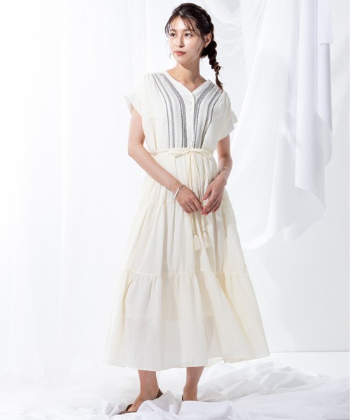 MILLION CARATS（ミリオンカラッツ）の「トレンドのティアードシルエットで存在感を放つ刺繍ティアードワンピース（ワンピース・レディース・ブラウン/オフホワイト/ブラック・FREE）」の5枚目の写真