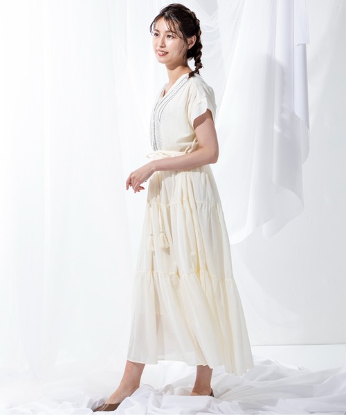 MILLION CARATS（ミリオンカラッツ）の「トレンドのティアードシルエットで存在感を放つ刺繍ティアードワンピース（ワンピース・レディース・ブラウン/オフホワイト/ブラック・FREE）」の6枚目の写真