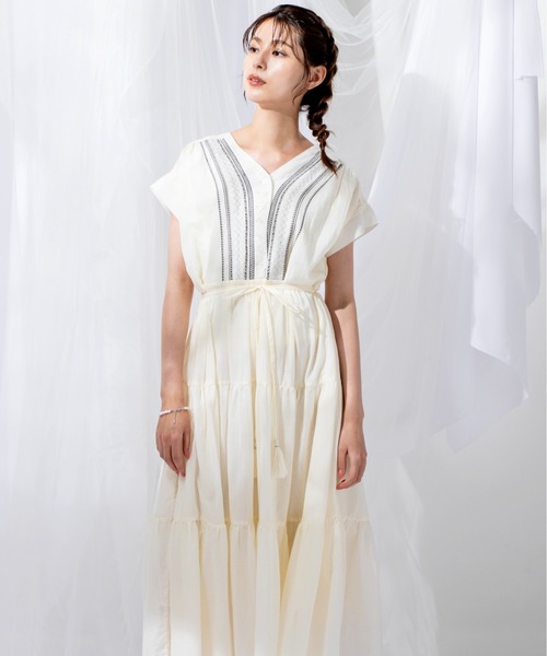 MILLION CARATS（ミリオンカラッツ）の「トレンドのティアードシルエットで存在感を放つ刺繍ティアードワンピース（ワンピース・レディース・ブラウン/オフホワイト/ブラック・FREE）」の7枚目の写真