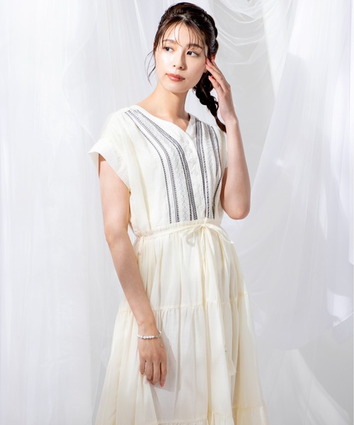 MILLION CARATS（ミリオンカラッツ）の「トレンドのティアードシルエットで存在感を放つ刺繍ティアードワンピース（ワンピース・レディース・ブラウン/オフホワイト/ブラック・FREE）」の8枚目の写真