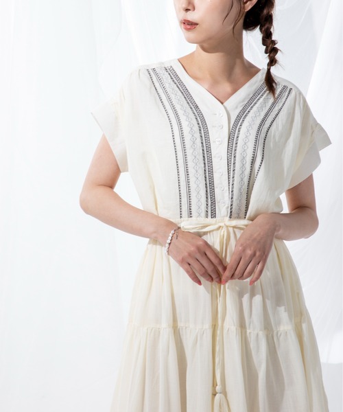 MILLION CARATS（ミリオンカラッツ）の「トレンドのティアードシルエットで存在感を放つ刺繍ティアードワンピース（ワンピース・レディース・ブラウン/オフホワイト/ブラック・FREE）」の9枚目の写真