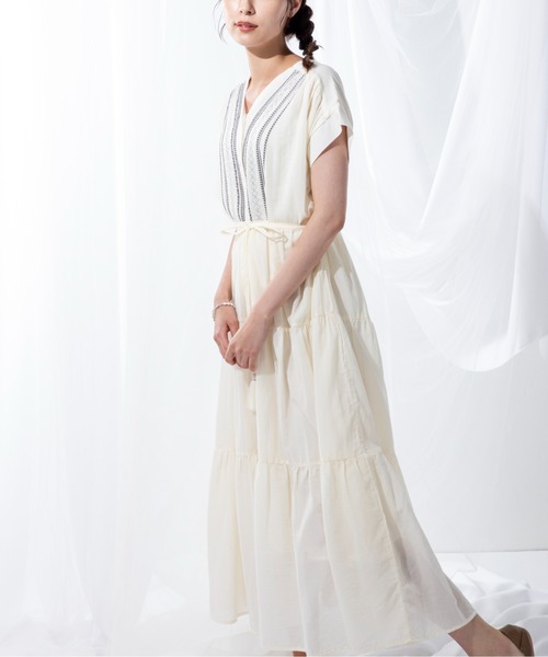 MILLION CARATS（ミリオンカラッツ）の「トレンドのティアードシルエットで存在感を放つ刺繍ティアードワンピース（ワンピース・レディース・ブラウン/オフホワイト/ブラック・FREE）」の10枚目の写真