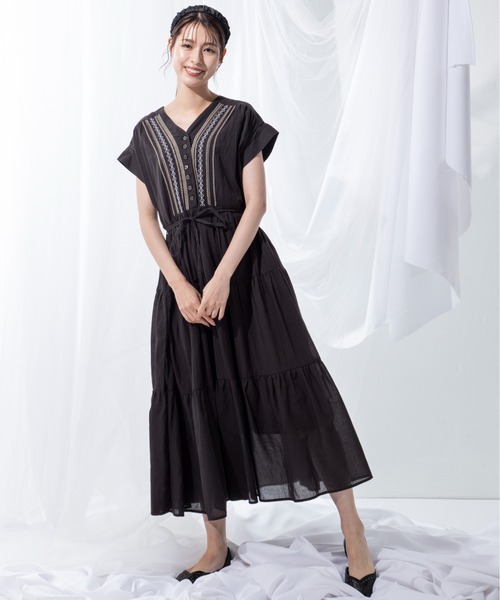 MILLION CARATS（ミリオンカラッツ）の「トレンドのティアードシルエットで存在感を放つ刺繍ティアードワンピース（ワンピース・レディース・ブラウン/オフホワイト/ブラック・FREE）」の11枚目の写真