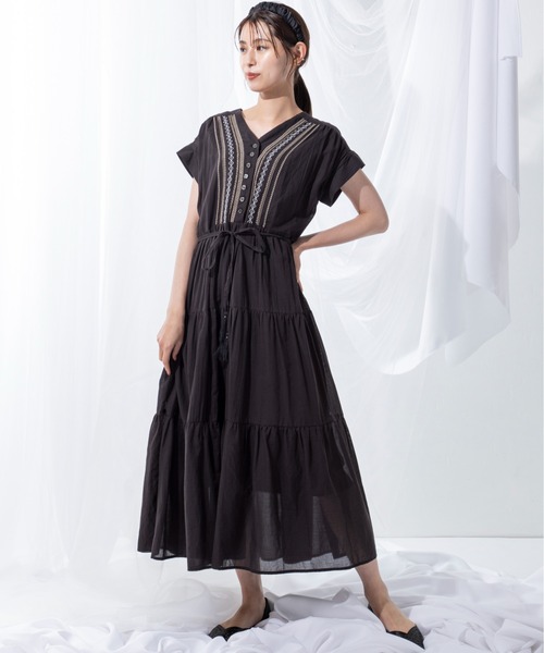 MILLION CARATS（ミリオンカラッツ）の「トレンドのティアードシルエットで存在感を放つ刺繍ティアードワンピース（ワンピース・レディース・ブラウン/オフホワイト/ブラック・FREE）」の12枚目の写真