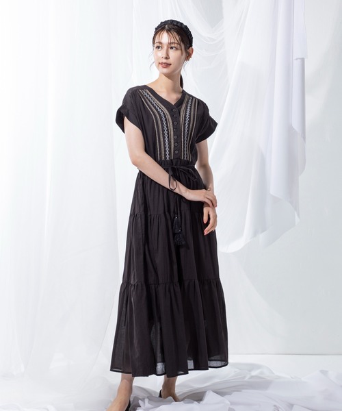 MILLION CARATS（ミリオンカラッツ）の「トレンドのティアードシルエットで存在感を放つ刺繍ティアードワンピース（ワンピース・レディース・ブラウン/オフホワイト/ブラック・FREE）」の13枚目の写真