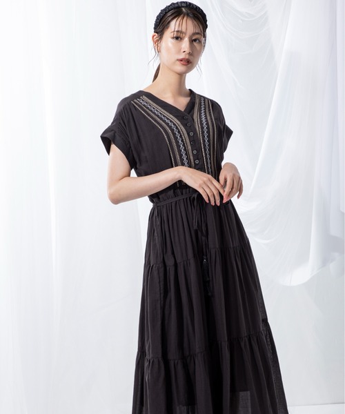 MILLION CARATS（ミリオンカラッツ）の「トレンドのティアードシルエットで存在感を放つ刺繍ティアードワンピース（ワンピース・レディース・ブラウン/オフホワイト/ブラック・FREE）」の14枚目の写真