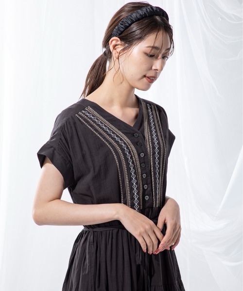 MILLION CARATS（ミリオンカラッツ）の「トレンドのティアードシルエットで存在感を放つ刺繍ティアードワンピース（ワンピース・レディース・ブラウン/オフホワイト/ブラック・FREE）」の15枚目の写真