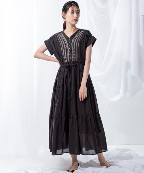 MILLION CARATS（ミリオンカラッツ）の「トレンドのティアードシルエットで存在感を放つ刺繍ティアードワンピース（ワンピース・レディース・ブラウン/オフホワイト/ブラック・FREE）」の17枚目の写真