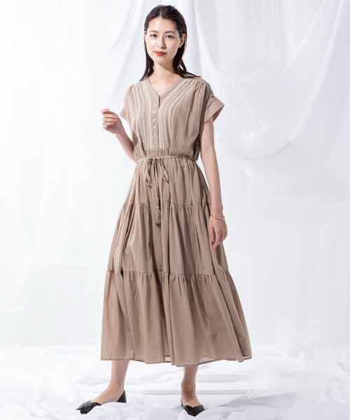 MILLION CARATS（ミリオンカラッツ）の「トレンドのティアードシルエットで存在感を放つ刺繍ティアードワンピース（ワンピース・レディース・ブラウン/オフホワイト/ブラック・FREE）」の18枚目の写真