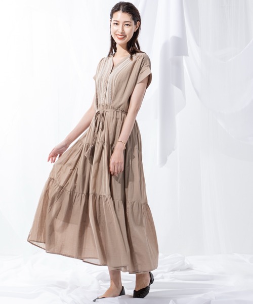 MILLION CARATS（ミリオンカラッツ）の「トレンドのティアードシルエットで存在感を放つ刺繍ティアードワンピース（ワンピース・レディース・ブラウン/オフホワイト/ブラック・FREE）」の21枚目の写真