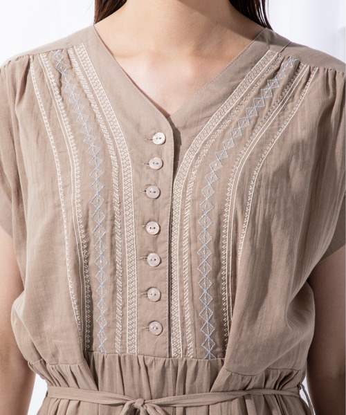 MILLION CARATS（ミリオンカラッツ）の「トレンドのティアードシルエットで存在感を放つ刺繍ティアードワンピース（ワンピース・レディース・ブラウン/オフホワイト/ブラック・FREE）」の22枚目の写真