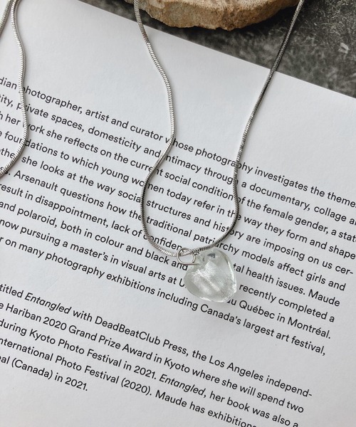 AS KNOW AS plus（アズノゥアズプラス）の「●ガラスハート スネークチェーンネックレス（ネックレス・レディース・ホワイト系その他/ブラウン系その他/グリーン系その他・FREE）」の2枚目の写真