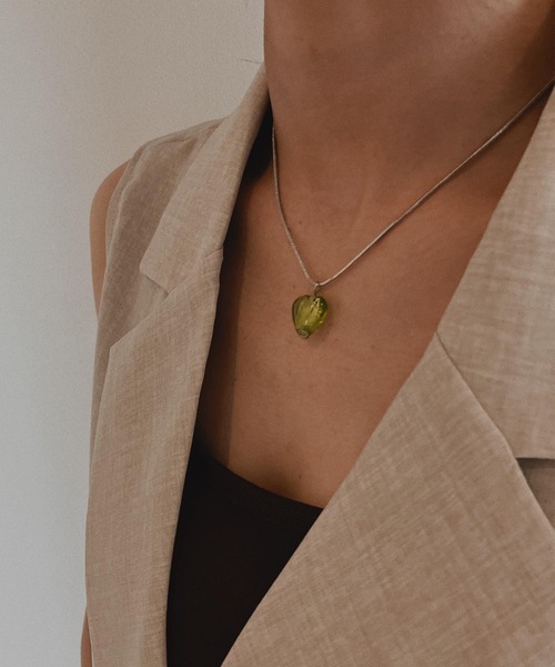 AS KNOW AS plus（アズノゥアズプラス）の「●ガラスハート スネークチェーンネックレス（ネックレス・レディース・ホワイト系その他/ブラウン系その他/グリーン系その他・FREE）」の3枚目の写真