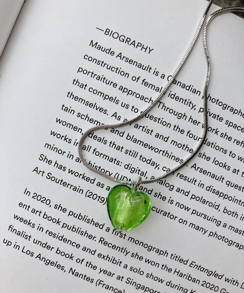 AS KNOW AS plus（アズノゥアズプラス）の「●ガラスハート スネークチェーンネックレス（ネックレス・レディース・ホワイト系その他/ブラウン系その他/グリーン系その他・FREE）」の4枚目の写真