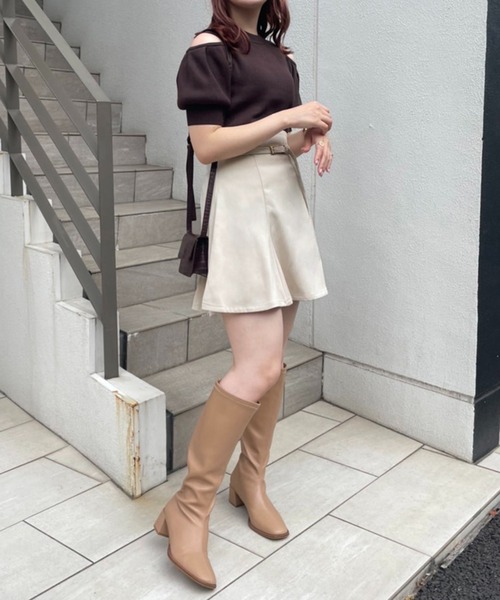 one after another NICE CLAUP（ワンアフターアナザーナイスクラップ）の「バックレースアップ肌見せ肩あきニット（ニット/セーター・レディース・オフホワイト/レッド/ブラウン/ベージュ・FREE）」の8枚目の写真