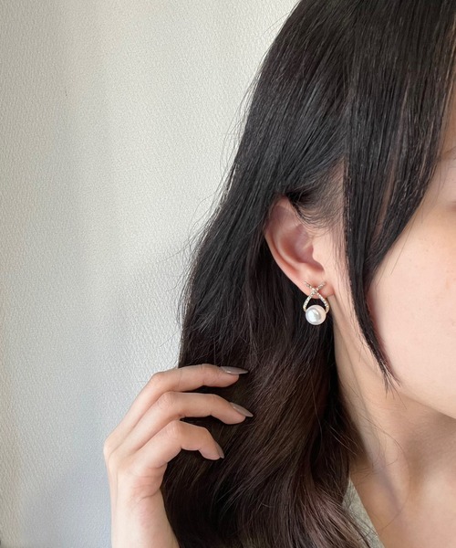 fiere(フィエール)の「ポイントキュートなピアス(ピアス(両耳用)・レディース・ホワイト/ゴールド/ゴールド系その他・FREE)」の4枚目の写真
