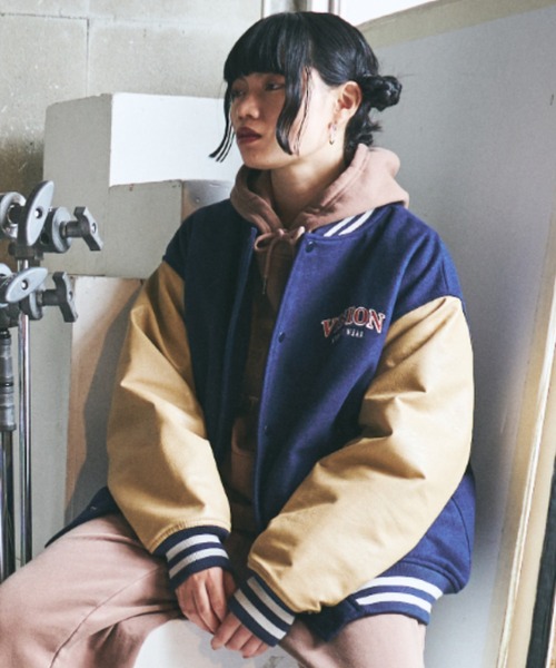 VISION STREET WEAR（ヴィジョンストリートウェア）の「VISION STREET WEAR/ヴィジョンストリートウエア ビッグシルエット メルトン ロゴ サガラ バック刺繍 ワッペン 袖PUレザー レディース メンズ スタジャン（スタジャン・メンズ・ブラック系その他2/ブルー系その他/ブラック/ダークグリーン/グリーン/グリーン系その他/ブラック系その他/バーガンディー・LL/L/M）」の7枚目の写真