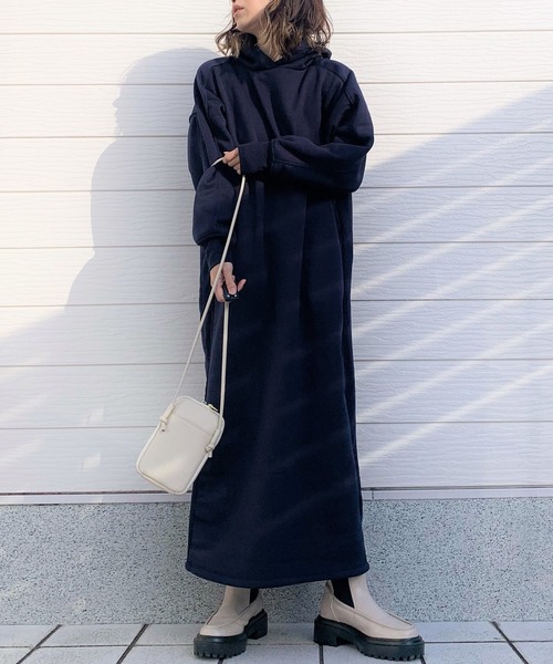 Q(キュー)の「裏起毛サイドリブスウェットワンピース(ワンピース・レディース・ネイビー/アイボリー・MEDIUM)」の2枚目の写真