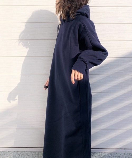 Q(キュー)の「裏起毛サイドリブスウェットワンピース(ワンピース・レディース・ネイビー/アイボリー・MEDIUM)」の5枚目の写真