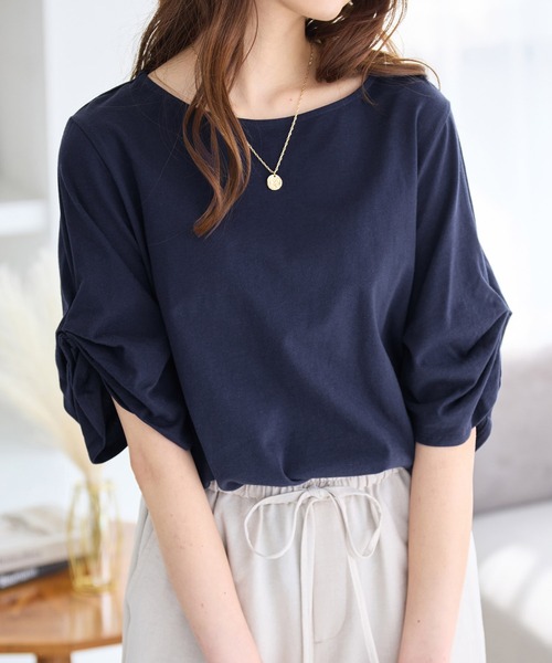 Viola e Viola(ヴィオラエヴィオラ)の「綿100%袖タックTシャツ(Tシャツ/カットソー・レディース・マスタード/ブラック/モカ/ピンクベージュ/オフホワイト/レンガ/ミント/ネイビー/チャコール/ブルー/グリーン/ダークラベンダー/ホワイト×ブラック/グレイッシュベージュ/イエロー/オリーブ・XXX-LARGE/X-LARGE/LARGE/XX-LARGE/MEDIUM/XXXX-LARGE)」の1枚目の写真