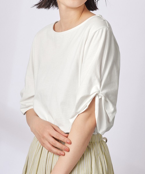 Viola e Viola(ヴィオラエヴィオラ)の「綿100%袖タックTシャツ(Tシャツ/カットソー・レディース・マスタード/ブラック/モカ/ピンクベージュ/オフホワイト/レンガ/ミント/ネイビー/チャコール/ブルー/グリーン/ダークラベンダー/ホワイト×ブラック/グレイッシュベージュ/イエロー/オリーブ・XXX-LARGE/X-LARGE/LARGE/XX-LARGE/MEDIUM/XXXX-LARGE)」の2枚目の写真
