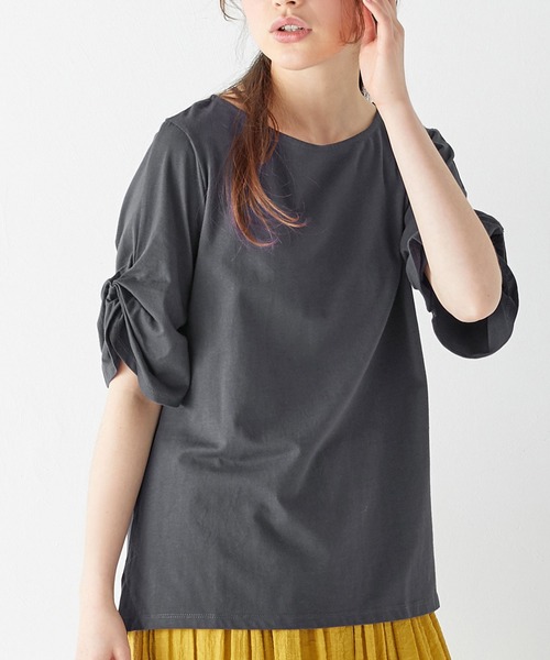 Viola e Viola(ヴィオラエヴィオラ)の「綿100%袖タックTシャツ(Tシャツ/カットソー・レディース・マスタード/ブラック/モカ/ピンクベージュ/オフホワイト/レンガ/ミント/ネイビー/チャコール/ブルー/グリーン/ダークラベンダー/ホワイト×ブラック/グレイッシュベージュ/イエロー/オリーブ・XXX-LARGE/X-LARGE/LARGE/XX-LARGE/MEDIUM/XXXX-LARGE)」の5枚目の写真