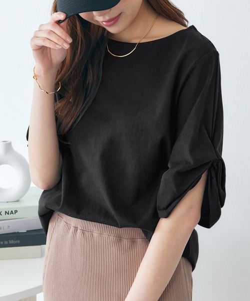 Viola e Viola(ヴィオラエヴィオラ)の「綿100%袖タックTシャツ(Tシャツ/カットソー・レディース・マスタード/ブラック/モカ/ピンクベージュ/オフホワイト/レンガ/ミント/ネイビー/チャコール/ブルー/グリーン/ダークラベンダー/ホワイト×ブラック/グレイッシュベージュ/イエロー/オリーブ・XXX-LARGE/X-LARGE/LARGE/XX-LARGE/MEDIUM/XXXX-LARGE)」の4枚目の写真