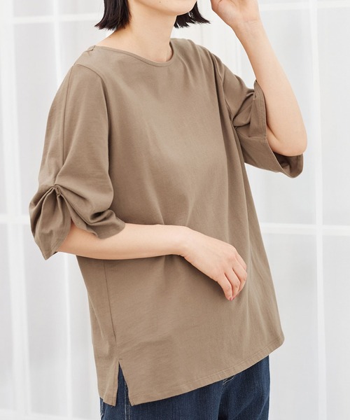 Viola e Viola(ヴィオラエヴィオラ)の「綿100%袖タックTシャツ(Tシャツ/カットソー・レディース・マスタード/ブラック/モカ/ピンクベージュ/オフホワイト/レンガ/ミント/ネイビー/チャコール/ブルー/グリーン/ダークラベンダー/ホワイト×ブラック/グレイッシュベージュ/イエロー/オリーブ・XXX-LARGE/X-LARGE/LARGE/XX-LARGE/MEDIUM/XXXX-LARGE)」の6枚目の写真