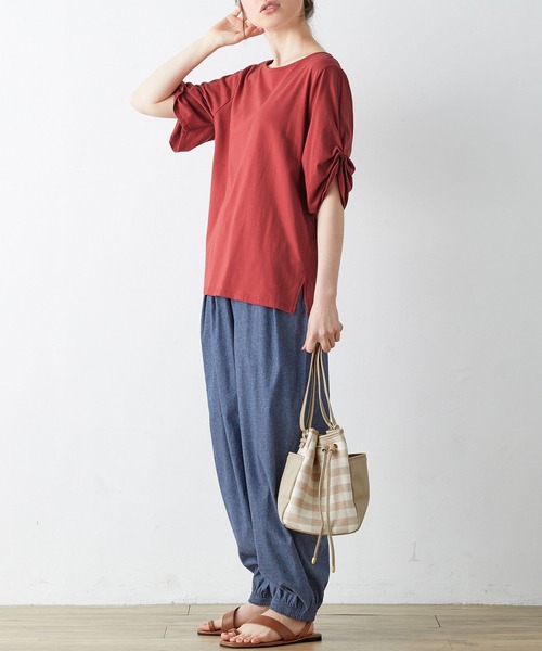 Viola e Viola(ヴィオラエヴィオラ)の「綿100%袖タックTシャツ(Tシャツ/カットソー・レディース・マスタード/ブラック/モカ/ピンクベージュ/オフホワイト/レンガ/ミント/ネイビー/チャコール/ブルー/グリーン/ダークラベンダー/ホワイト×ブラック/グレイッシュベージュ/イエロー/オリーブ・XXX-LARGE/X-LARGE/LARGE/XX-LARGE/MEDIUM/XXXX-LARGE)」の18枚目の写真