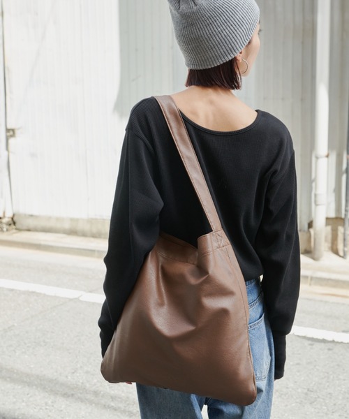 【美品】VACANCY Auntie Rosaフェイクレザードッキングボアコート セール】フェイクレザースクエアボストンバッグ（ボストンバッグ