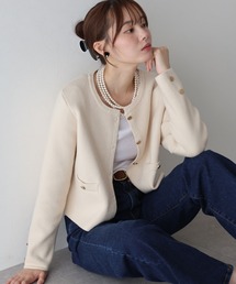 金ボタンノーカラーニットジャケットを使った人気ファッション