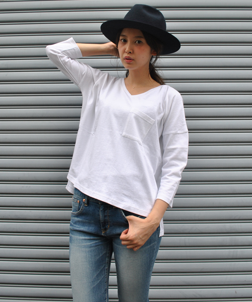 MILKFED.(ミルクフェド)の「V-NECK POCKET H/S TEE(Tシャツ/カットソー・レディース・ホワイト/ブラック/アッシュ・ONE SIZE)」の1枚目の写真