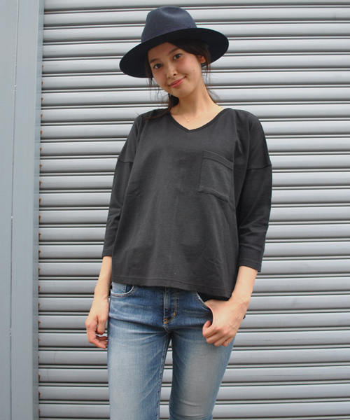 MILKFED.(ミルクフェド)の「V-NECK POCKET H/S TEE(Tシャツ/カットソー・レディース・ホワイト/ブラック/アッシュ・ONE SIZE)」の2枚目の写真