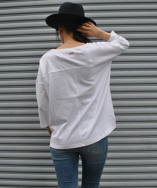 MILKFED.(ミルクフェド)の「V-NECK POCKET H/S TEE(Tシャツ/カットソー・レディース・ホワイト/ブラック/アッシュ・ONE SIZE)」の5枚目の写真