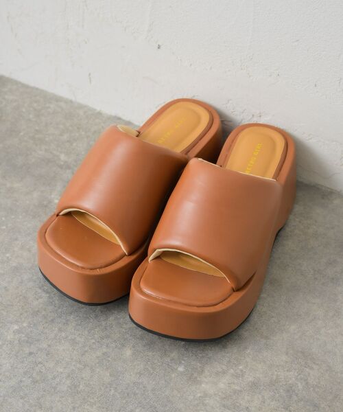RETRO GIRL(レトロガール)の「厚底パテッドサンダル(サンダル・レディース・ブラック/オフホワイト/キャメル・MEDIUM/LARGE)」の9枚目の写真