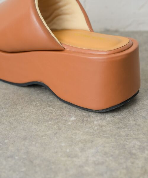 RETRO GIRL(レトロガール)の「厚底パテッドサンダル(サンダル・レディース・ブラック/オフホワイト/キャメル・MEDIUM/LARGE)」の14枚目の写真