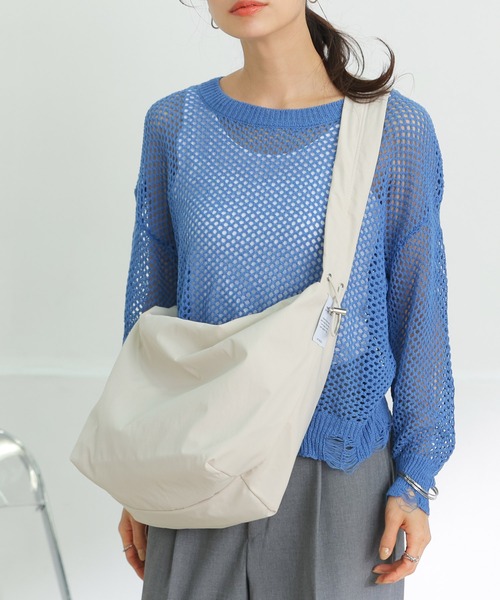 ALTROSE(アルトローズ)の「ギャザーハンドル ナイロン フェイクレザー 2WAY ショルダー トート レフト(ショルダーバッグ・レディース・ホワイト系その他/シルバー/ブラック系その他・FREE)」の2枚目の写真