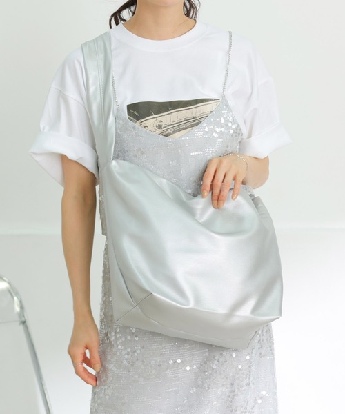 ALTROSE(アルトローズ)の「ギャザーハンドル ナイロン フェイクレザー 2WAY ショルダー トート レフト(ショルダーバッグ・レディース・ホワイト系その他/シルバー/ブラック系その他・FREE)」の7枚目の写真