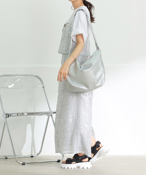 ALTROSE(アルトローズ)の「ギャザーハンドル ナイロン フェイクレザー 2WAY ショルダー トート レフト(ショルダーバッグ・レディース・ホワイト系その他/シルバー/ブラック系その他・FREE)」の8枚目の写真