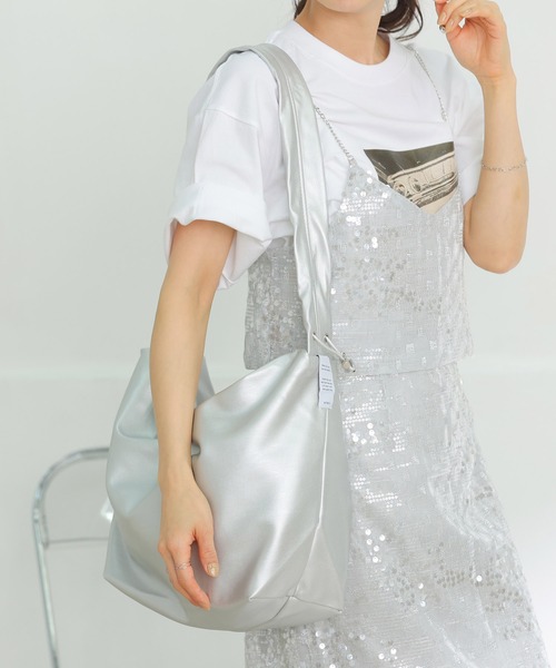 ALTROSE(アルトローズ)の「ギャザーハンドル ナイロン フェイクレザー 2WAY ショルダー トート レフト(ショルダーバッグ・レディース・ホワイト系その他/シルバー/ブラック系その他・FREE)」の9枚目の写真
