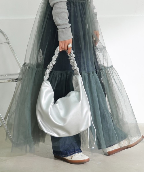 ALTROSE(アルトローズ)の「ギャザーハンドル ナイロン フェイクレザー 2WAY ショルダー トート レフト(ショルダーバッグ・レディース・ホワイト系その他/シルバー/ブラック系その他・FREE)」の10枚目の写真