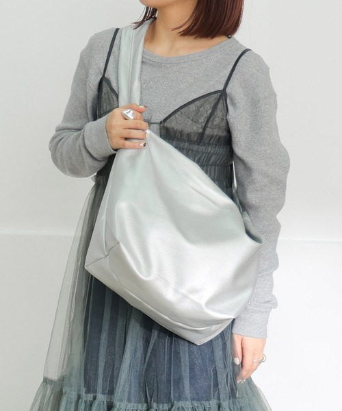 ALTROSE(アルトローズ)の「ギャザーハンドル ナイロン フェイクレザー 2WAY ショルダー トート レフト(ショルダーバッグ・レディース・ホワイト系その他/シルバー/ブラック系その他・FREE)」の12枚目の写真