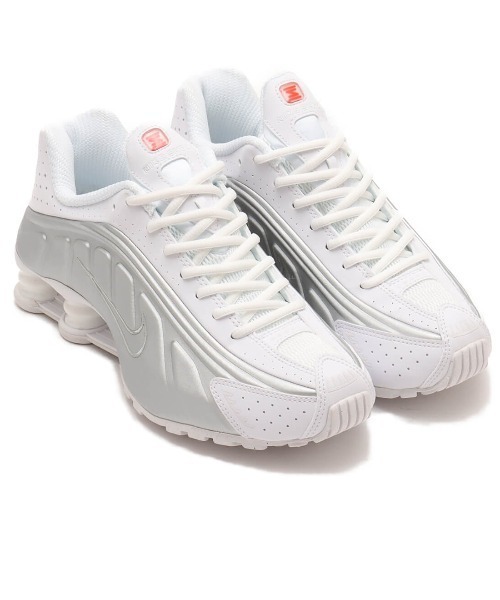NIKE(ナイキ)の「NIKE SHOX R4 / ナイキ ショックス R4 【SP】(スニーカー・レディース・ホワイト・25.0cm/23.0cm/23.5cm/24.0cm/24.5cm)」の1枚目の写真
