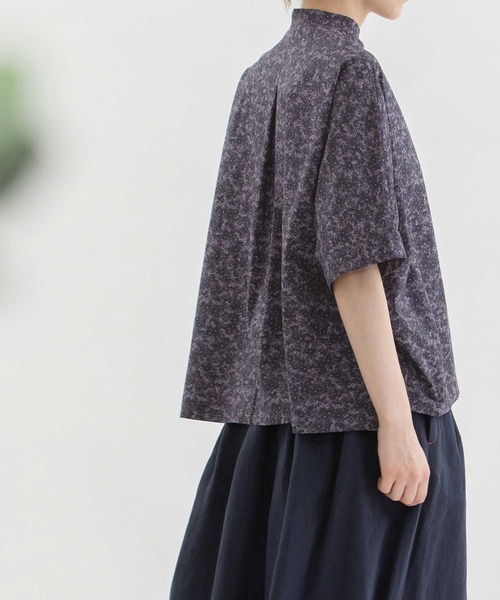 nop de nod（ノップドゥノッド）の「Cielダークフラワープリント5分袖シャツ（シャツ/ブラウス・レディース・ダークグレー/ダークブルー・3）」の6枚目の写真