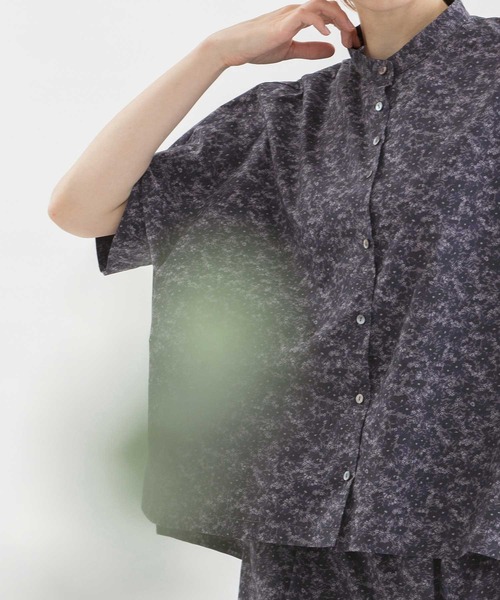 nop de nod（ノップドゥノッド）の「Cielダークフラワープリント5分袖シャツ（シャツ/ブラウス・レディース・ダークグレー/ダークブルー・3）」の5枚目の写真